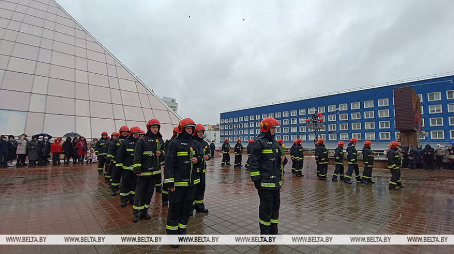 Віцебскія ратавальнікі ярка і крэатыўна павіншавалі жанчын з надыходзячым святам 