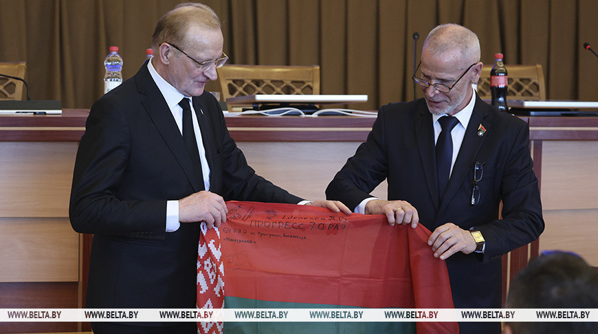 Belarusian flag that traveled to Earth's cold pole gifted to National Academy of Sciences