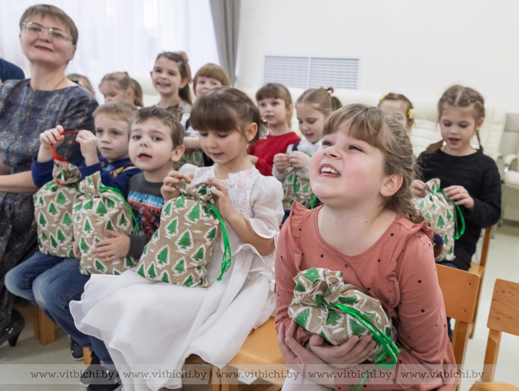 Падарункі ад Кіраўніка дзяржавы перадалі выхаванцам Дзіцячага дома горада Віцебска актывісты РГА «Патрыёты Беларусі»