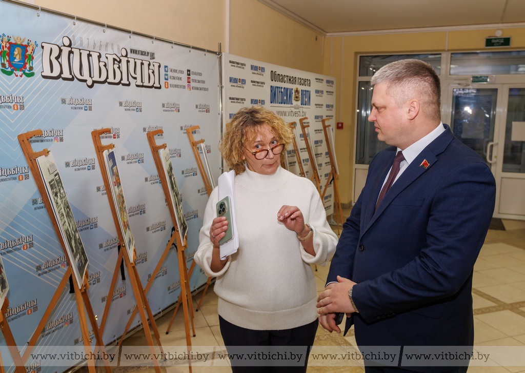 Chairman of the Vitebsk City Executive Committee Alexei Geroev got acquainted with the photos of the exhibition "On the Steps of History. Belarus Yesterday and Today"