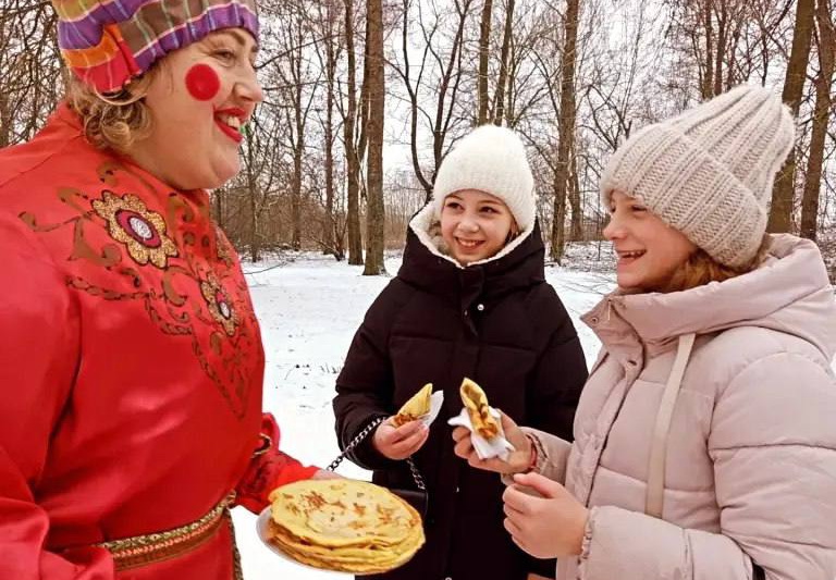 У СДК, АКП, парк і дзіцячы садок… Дзе яшчэ дубровенцы развітваліся з Масленіцай?