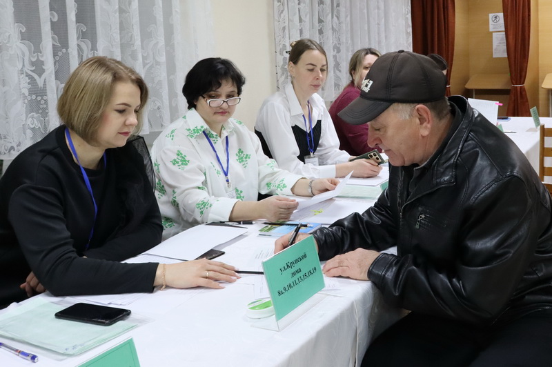 Первые избиратели пришли на участки для голосования Дубровенщины к 8.00