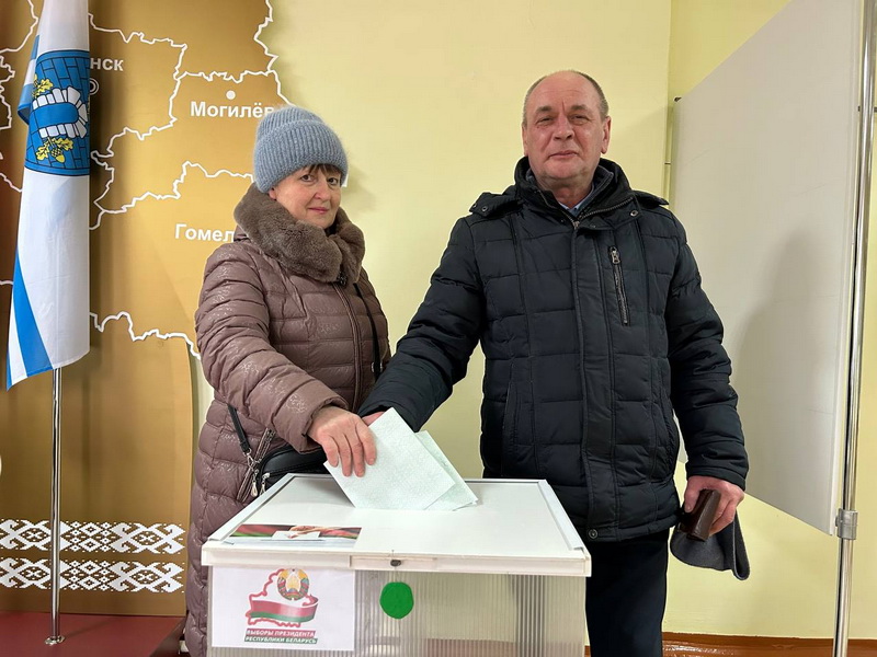 Стабильность, мирное будущее и единство в обществе. Дубровенцы рассказали, за что еще голосуют на выборах Президента