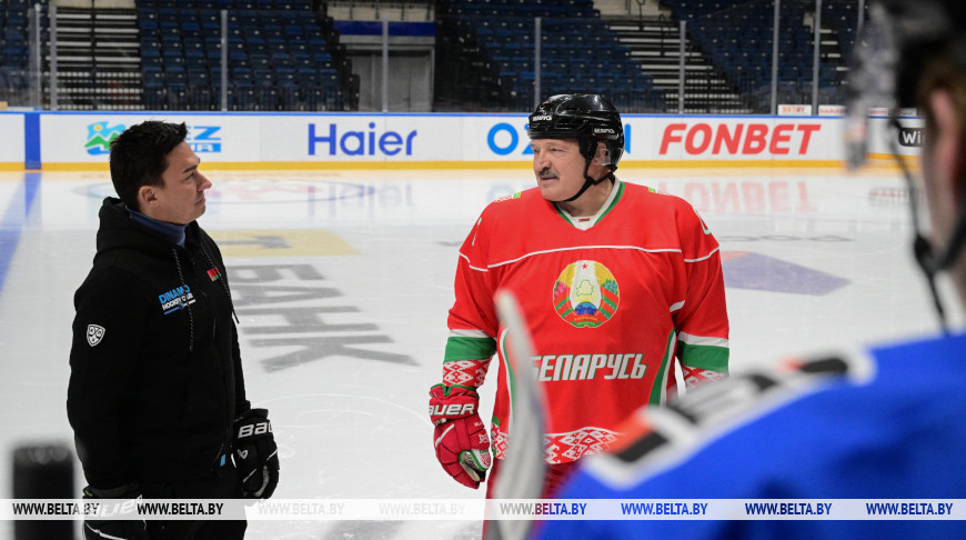 HC Dinamo Minsk players receive gift sets from president