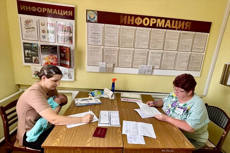 На Дубровенщине продолжается выплата материальной помощи на подготовку к школе