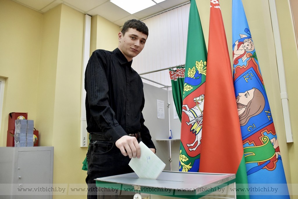 Упершыню і ўрачыста: так праходзіць галасаванне сярод моладзі на ўчастку № 3 у Чыгуначным раёне Віцебска