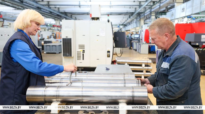 Lukashenko hails technological breakthroughs, achievements of Legmash Plant