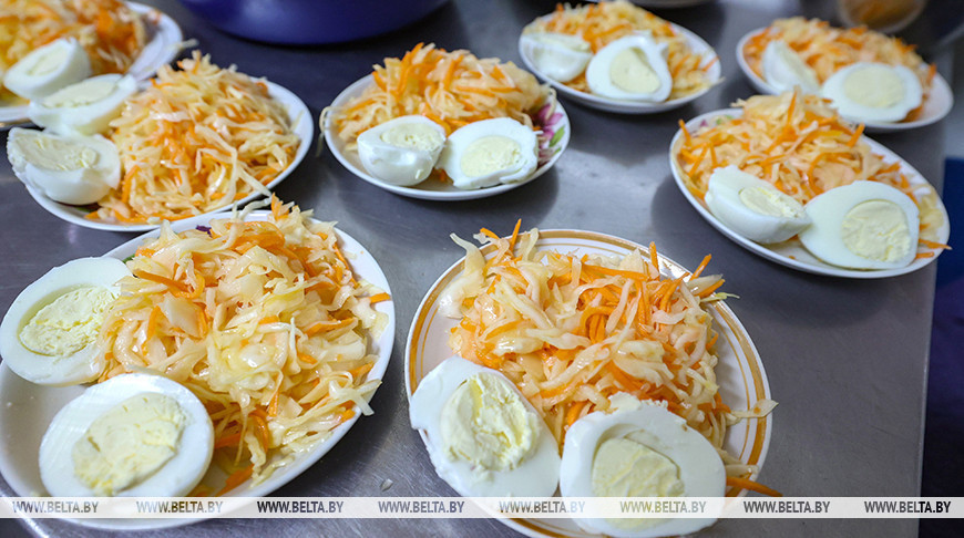 Клопат аб механізатарах для аператыўнай сяўбы. Як у Сенненскім раёне аграрыі працуюць на палях