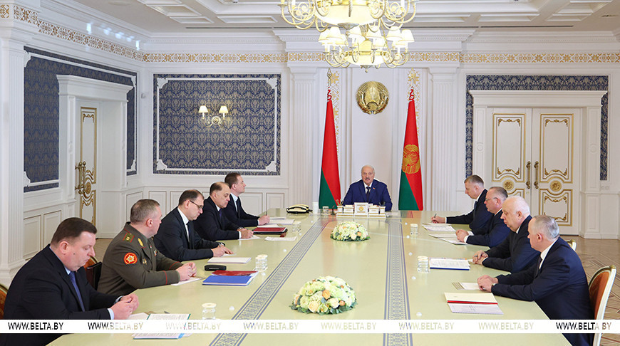 Lukashenko calls for further strengthening of Belarus’ defense capabilities